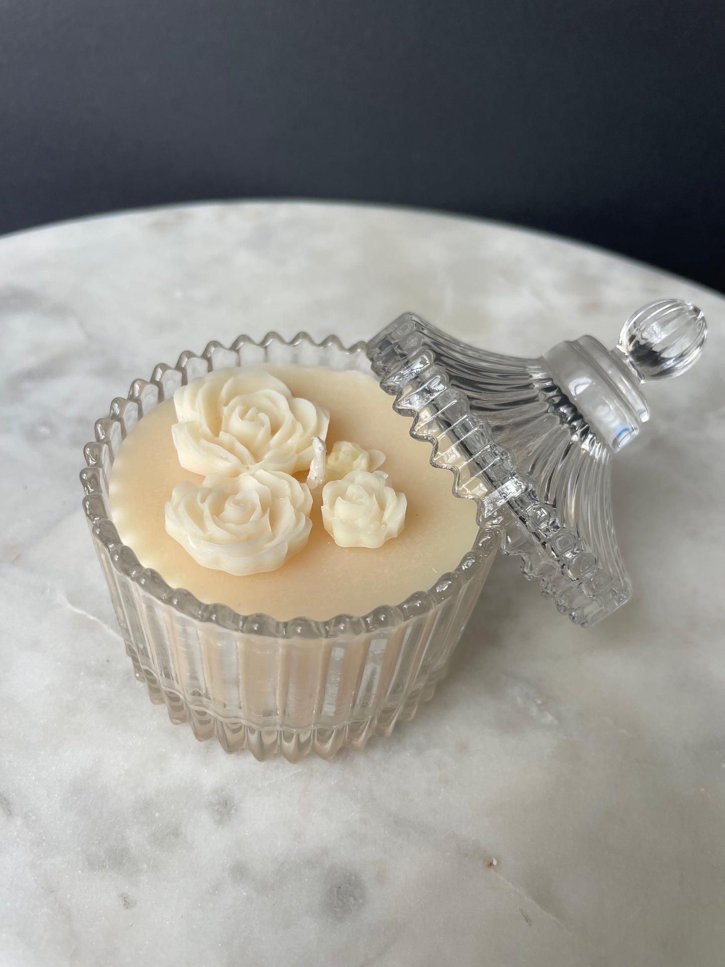 White basket candle with roses