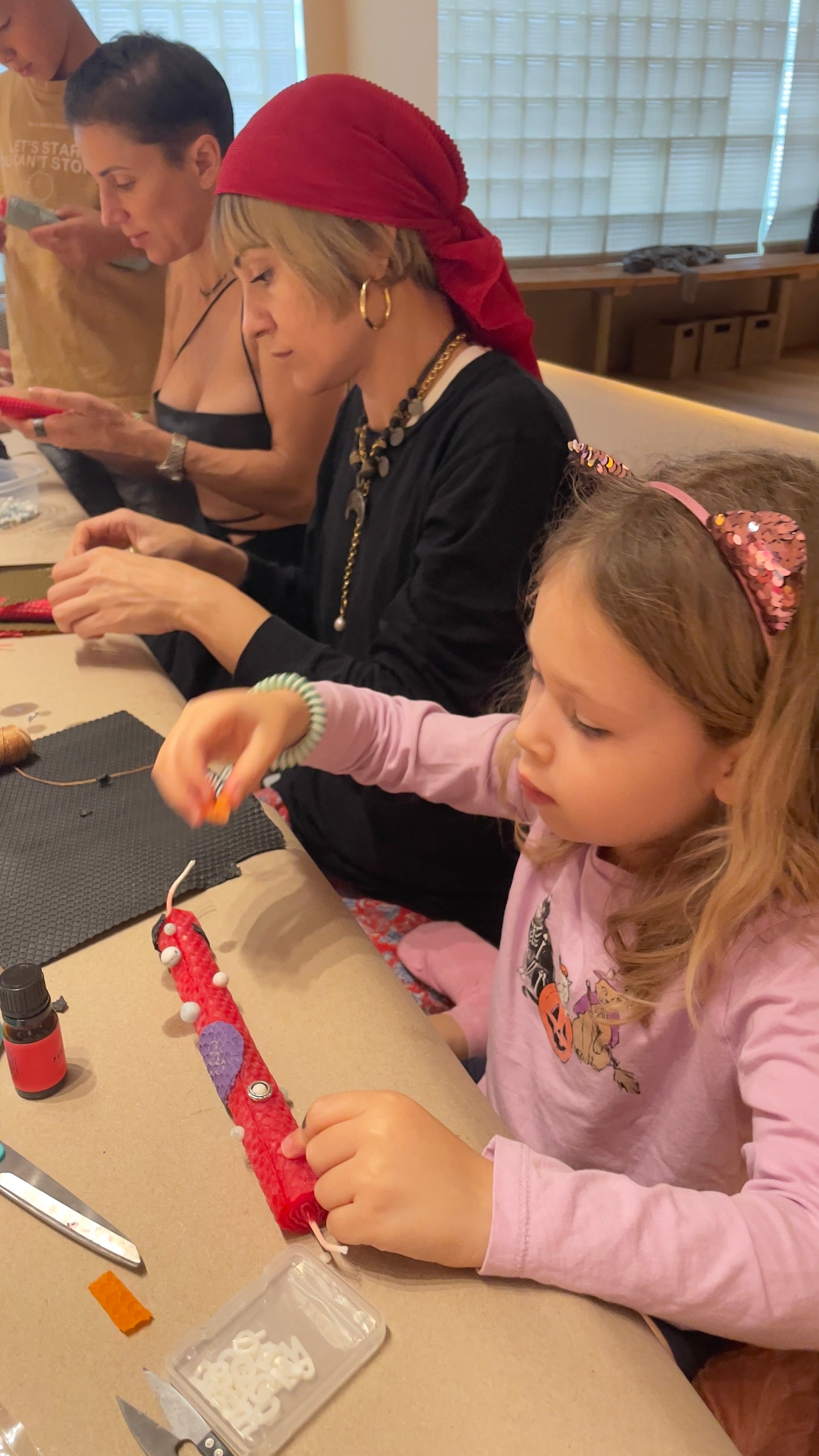 Candle making class for adults and children every Sunday May 4th - 12pm    Класс по изготовлению свечей для взрослых и детей