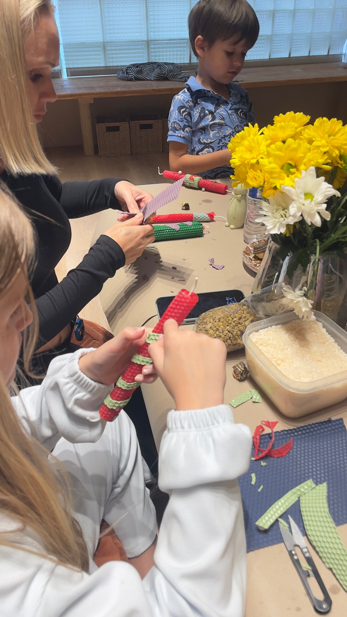 Candle making class for adults and children every Sunday May 4th - 12pm    Класс по изготовлению свечей для взрослых и детей